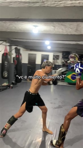 Charles do Bronxs na Praia: Momentos Engraçados e Ciúmes