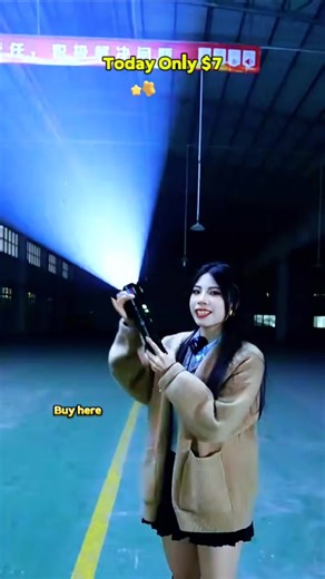 🤩 The light of this laser flashlight is insane.. #flashlight #flashlights #shopping #tiktokshopblackfriday #foryou #fyp