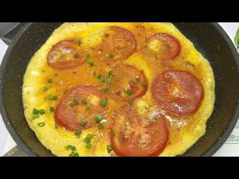 Just pour eggs on tomatoes! Simple and delicious breakfast !
