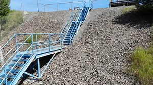 Voici un autre point de vue de l'eau turquoise typique des anciens puits miniers de la région de Thetford. Le belvédère de la Mine British Canadian (BC) est accessible gratuitement! Il est situé face au Magasin général O'Brien au 4233 de la rue du Lac Noir dans le secteur Black Lake de Thetford Mines. Crédits : Luc Rémillard et Émilie Rémillard | Tourisme Région de Thetford