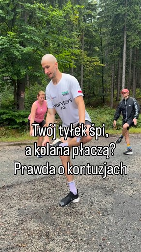 Piotr Ślęzak TRENER biegania, nauczę Cię biegać on Instagram: "Biegaczu, zrób szybki test. Stań przed lustrem na jednej nodze i zrób lekki przysiad. Kolano ucieka do środka? Miednica opada? Jeśli tak – gratulacje. Właśnie prosisz się o ITBS (syndrom pasma biodrowo-piszczelowego) albo „kolano biegacza”. Dlaczego wszyscy „klepią kilometry”, a nikt nie robi Monster Walk? Bo to nudne i piecze. Ale bez tego daleko nie pobiegniesz. Oto 4 powody, dlaczego „Guma Mini-Band” powinna być u Ciebie w użytk