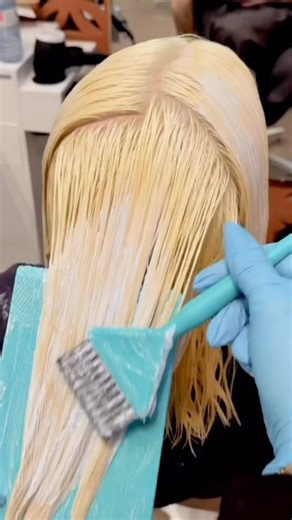 Speed up your platinum blonde service with this foil technique ⬆️ #platinumblonde