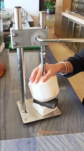 Efficient Mechanical Tool for Quickly Opening Fresh Young Coconuts Safely