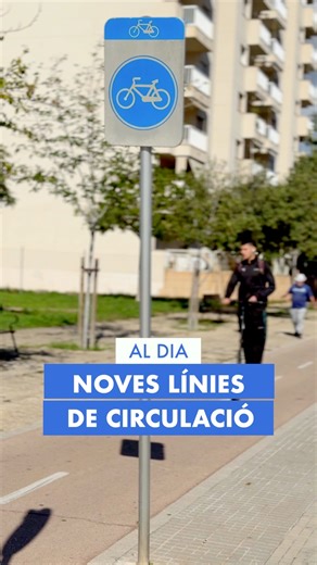 IB3 Ràdio on Instagram: "🎙️🛴 Si t'has trobat línies verdes o roses a la calçada, això t'interessa❗Són les noves línies de circulació i en parlam al programa @aldia.ib3 amb la presidenta de l'Associació Balear d'Autoescoles, Joana Ribas. Has de saber que aquestes franges, si són de color rosa, delimiten els trams on han de circular els patinets i bicicletes. En cas de ser verdes, la zona està reservada per a transitar en patins o corrent. 🛼🏃‍♀️ 📲🎧 Si encara no has escoltat l'entrevista senc