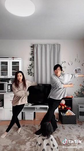 夫婦でキレキレに🕺すけちゃんは真剣になるとタコチュー顔になります🤣#くるすけfamily#あたいの足技みさらせやー #ダンス#見れば見るほど面白い #おすすめ