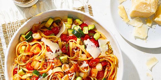 Pasta with Scallops, Zucchini, and Tomatoes