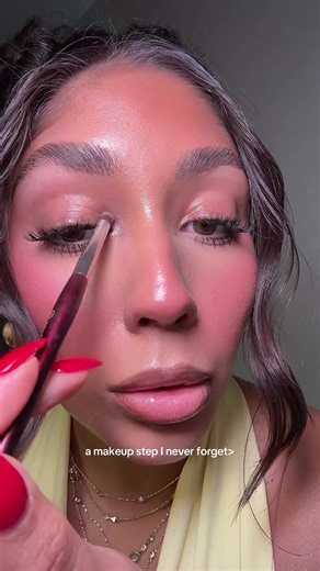 a small makeup step that makes a big difference> @M·A·C Cosmetics dazzleshadow-she sparkles #makeup #eyeshadow #makeuphacks #makeuptutorial