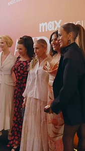 Las protagonistas de And Just Like That... —Sarah Jessica Parker, Cynthia Nixon, Kristin Davis, Nicole Ari Parker y Sarita Choudhury— han deslumbrado en París durante el photocall de la tercera temporada de la serie. Sarah Jessica Parker, en particular, captó todas las miradas con un vestido de Vivienne Westwood de inspiración medieval, complementado con accesorios que evocan el estilo inconfundible de Carrie Bradshaw y con una firma que hace un guiño al icónico vestido de novia. | Harper's Baza