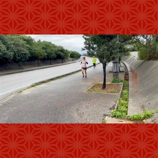 オキナワランニングクラブ♀︎女子マラソンチーム on Instagram: ". 🌺大会報告🌺 2025.12.21（日） 第8回沖縄100kウルトラマラソン 🌟あやの 11:06'12" 🌟はづき 11:51'04" チームメンバーの大会報告です🏃‍♀ @ayano_ikehara_ @sueyoshitei #沖縄100kウルトラマラソン チームからは、2名の選手が元気に 参加してきました！😆 100㎞の制限時間は14時間なので 応援してくれる側も大変😳💦 日曜日、早朝から応援に駆けつけ、 夕方まで見守ってくれた仲間たちの お陰で、2人とも無事ゴールまで 辿り着くことができました！🙇 本当にありがとうございました🙇✨ @yusuke.oknw.rc @kojiro_ssk75 @yuk.oknw @osarusan__26 @okinawa.running.club @siroyai @___running.s45 @run