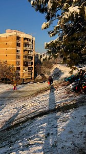 Trenutno zimske radosti u Sarajevu… #zima #snijeg #Sarajevo #Mojmilo #sankanje | Ekskluziva