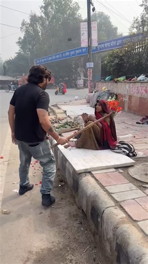 Saurav Soni on Instagram: "पूरी वीडियो जरूर देखना 🙏 #reels #humanity #emotional"