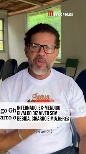 Longe dos holofotes há mais de três anos, Givaldo Alves, conhecido nacionalmente como o “mendigo do amor”, quebrou o silêncio e falou pela primeira vez sobre o recomeço de sua vida após o escândalo que chocou o país em 2022. Na época, o caso ganhou ampla repercussão depois que #Givaldo, então em situação de rua, foi esp4ncado por um personal trainer ao ser flagrado mantendo relações s3xuais com a esposa dele. Em vídeo obtido com exclusividade pela coluna Na Mira, Givaldo reaparece pela primeira