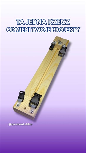 🪢 Robisz bransoletkę… i znów wygląda nienajlepiej? Splot wychodzi krzywo. Linki się luzują. Całość wygląda gorzej niż powinna. To wcale nie musi być kwestia Twoich umiejętności. Najczęstszy problem to źle napięte linki prowadzące. Bez stabilizacji trudno uzyskać równy, estetyczny splot. Dlatego pokazuję Ci uchwyt do plecenia (Paracord Jig), który robi ogromną różnicę w pracy. Co zmienia? ✔ utrzymuje równe napięcie linek ✔ pozwala precyzyjnie ustawić długość projektu ✔ stabilizuje klamrę i cały 