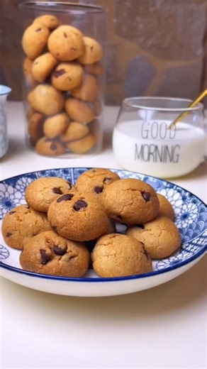 Eleni chondrogianni on Instagram: "Γεια σας! Είμαστε τα mini cookies 🍪μικρά αλλά σοκολατένια και πονηρά! ✔️Είμαστε εδώ για να σας κάνουμε το διάλειμμα πιο γλυκό… και φυσικά, να βουτήξουμε στο γάλα σας! Τραγανά απέξω, λιωμένα σοκολατένια 🍫μέσα και έτοιμα να σας κλέψουν την καρδιά. 👉Προσοχή… ένα μόνο δεν φτάνει! Θέλουμε να κατακτήσουμε όλο το ταψί σας. Και μην ανησυχείτε… θα μας φτιάξετε πανεύκολα με ελάχιστα υλικά και σίγουρα θα μείνουμε για πάντα στην κουζίνα σας, αφού θα σας λύσουμε τα χέρια
