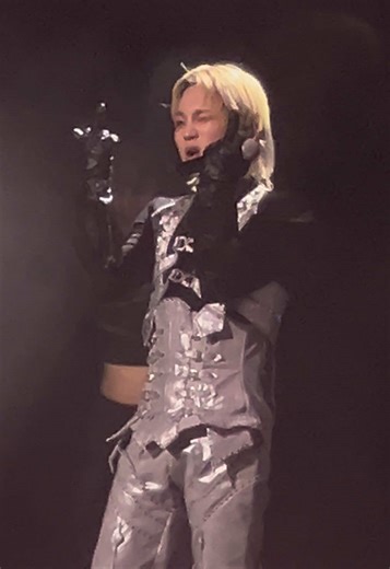 I think this was my favorite middle finger of the night @bumkeyk @SHINee #kimkibum #key #heartless #keyland #uncannyvalley
