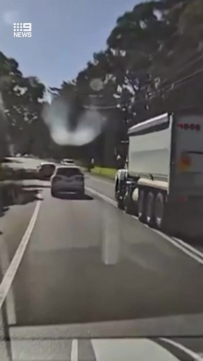 A truck driver has been charged after he was caught on dash cam forcing a car off the road while trying to overtake on double lines. #9News #truck #roadrage #accident