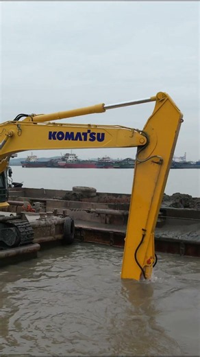 #dredging #excavator #digger #construction #komatsu #heavyequipment