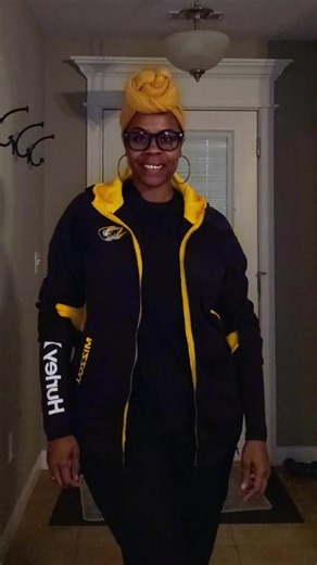 Your favorite night nurse. Showing up to work looking good, feeling good, and spiritually aligned. When my energy is right, my patients get the best version of me. ✨ #NightShiftNurse #mizzounurse #MelaninMagic #GoodEnergyOnly #HealingEnergy