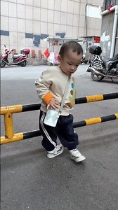 The kid brought up by dad is brave and independent! 😂 #Brave baby