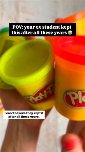 🥰 End-of-Year Gift & Class Keepsake 🥹 Comment ‘PLAY-DOH’ 😭 I can’t believe one of my first students STILL has the Play-Doh gift I made them in first grade! 😢 It’s moments like these that remind me how much these small gestures mean to our kiddos (and to us teachers 🥹). 👆🏻 That’s why I LOVE creating thoughtful, personalized gifts that bring joy in the moment and hold sentimental value for years to come. 🥰 These Play-Doh gifts double as a fun holiday activity for students (fine motor skill