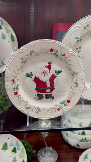 This is the Christmas tableware pattern of the day! Winterberry is a dinnerware pattern by Pfaltzgraff that has been in active production since 1991. The Winterberry pattern features a charming motif of bright holly berries and leaves, set against a creamy white background. The design captures the essence of winter and brings a festive and cheerful atmosphere to any table setting. Do you love this pattern? #athomewithreplacementsltd #tablesettings #dinnerware #tableware #dinnerplate #saladplate