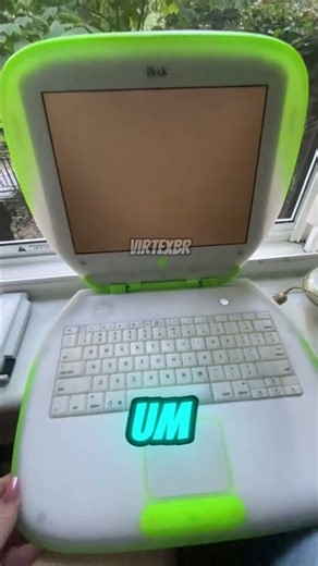 This old MacBook actually turned on 🤯 #shorts #curiosities