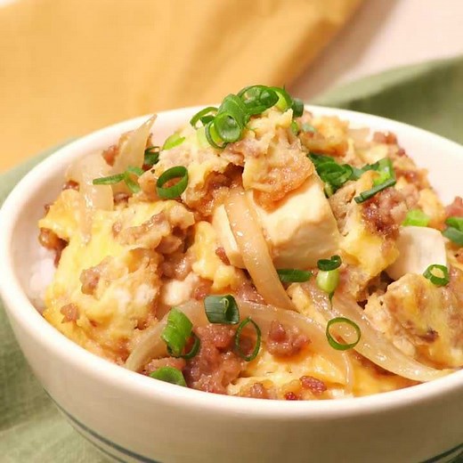 ふわとろ食感で満腹感！ ひき肉ですき焼き風丼のレシピ動画・作り方 | デリッシュキッチン
