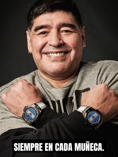 Diego no “usaba” relojes. Los vivía. ⚽️ Desde 2010, embajador de Hublot. Y una costumbre que lo decía todo: uno en cada muñeca. Uno con su presente. El otro, con sus hijas. Después llegaron los homenajes: firma en la esfera, el 10, y una tapa que no se olvida. Contame con qué otros relojes lo viste y mandá fotos si tenés. #maradona #diegomaradona #watches #watchtok #hublot #reloj #relojes #bigbang #kingpower #watchcollection #ferlazzowatches #edicionlimitada