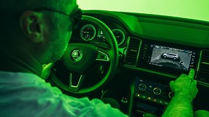 Testowaliśmy system kamer 360 stopni w Skodzie. Jak? Parkując z zaklejonymi szybami!