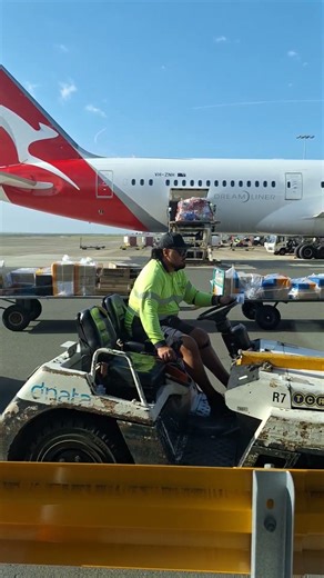 Dreamliner Cargo Loading#travel #boeing787dreamliner #enjoylife #qantas