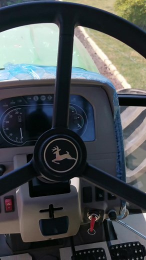 Interior del tractor John Deere 6190J: Chulada funcional