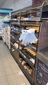 41K views · 326 reactions | W Hiszpanii rękawiczka do obsługi pieczywa to niepisany obowiązek! Zawsze zakładajcie ją kiedy jesteście na zakupach spożywczych! #hiszpania #spain #ciekawostki #ciekawostkaohiszpanii #spain | PannaJoannaMakeUp | Facebook