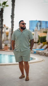 I wear a 4XL top, 46 bottoms, and size 15 shoes — finding a full fit isn’t always easy. If you’re a big guy looking for stylish, comfortable clothing, @johnnybigg have got you covered! Head-to-toe, one-stop shop 👌 🎥: @hannahvioletwilliams 📸: @sonyalpha.anz A7IV 85mm prime | Eddie Jo Williams