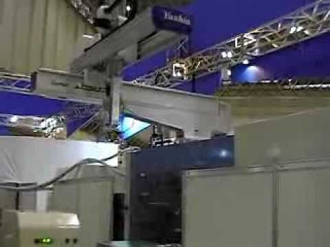 Yushin RAII-a-400D Injection Molding Take-out Robot