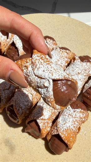 Nunna Marys Kitchen on Instagram: "Chocolate Cannoli 🍫 If you’re thinking of what dessert to serve for your Christmas festivities, look no further than these shells of goodness 🤭 - Cannoli shells - Icing sugar For the custard - ��2 cups full cream milk - ��1/2 cup caster sugar - ��3 Tbsp Cornstarch - ��2 Tbsp Cocoa Powder - ��3 egg yolks - ��1 Tsp vanilla extract - �1 Tbsp butter Method for custard 1. Put a pot on medium heat and add your milk for 30 seconds 2. Add sugar and stir until dissolv
