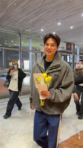 Song Kang sudah tiba di Paris dan siap mengikuti Paris Fashion Week bersama Loewe😆 Credit : xhs #송강 #songkang #ソンガン #宋江 #ซงคัง