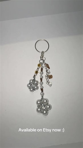 New pearl flower key ring available on Etsy now link for store in bio🥰 #jewelry #jewelrybusiness #jewelrymaking #keychain https://hmjjewels.etsy.com/listing/4435653923