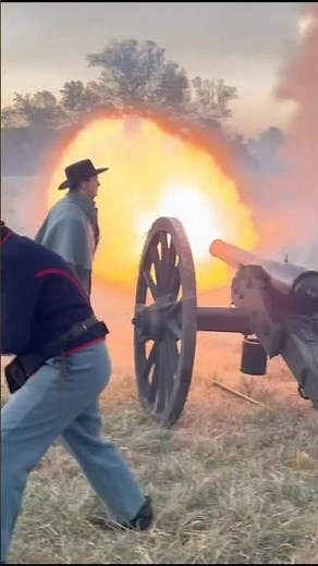 Rushing the Parrott Rifled cannon into the Battle. #civilwarreenactment #artilleryfire #history