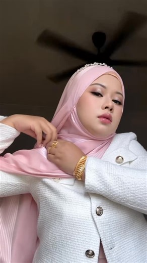 Nurul Asmarehan Alias on Instagram: "Makeup by me, my self and i untuk Shaklee Conference. Kalau tanya asma tak makeup orang ke skang ni. Jawapannya adalah i is dok dang nok kejor 😆 Kita fokus dengan niche GGA (gastrik, gerd, anxiety) skang ni memang dok dang apa benda. Client masyAllah rami alhamdulillah. Ramai yang oerlu dibantu untuk sihat kembali dengan protokol diet anti angin ni. Income dari situ datang bersama2 dengan tanggungjawab. Kene focus insyaAllah. Kasi bonus shaklee 5 angk