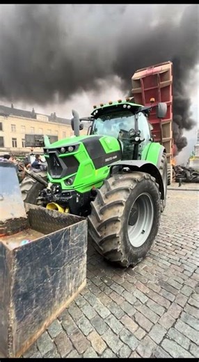 This farmer brings his tractor back and blocks the road 😳👀🇫🇷