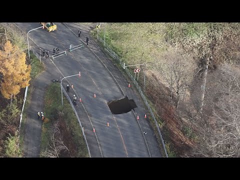 道路7メートル陥没、3人けが 車転落、北海道三笠市