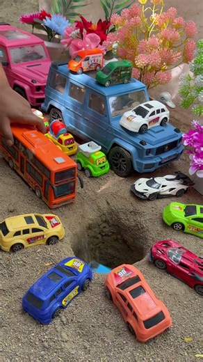 Autorigkshaw & jcb pushing cars in to deep pit #jcb #jcpbackhoe #jcbjcb part 980 #jcp