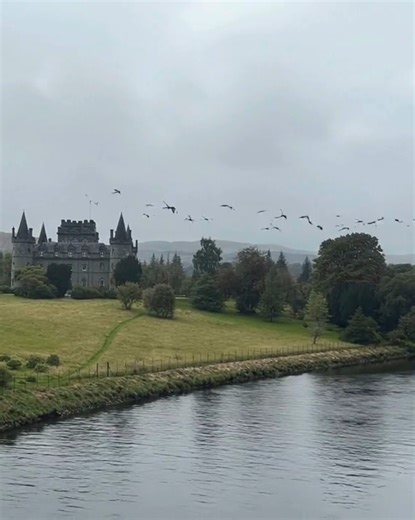 🏰 Inveraray Castle, Scotland A masterpiece of Scottish architecture surrounded by breathtaking Highland scenery. This elegant castle on the shores of Loch Fyne is truly a fairytale come to life. 💚✨ #InverarayCastle #Scotland #Highlands #LochFyne #fblifestyle | Amazing Scotland