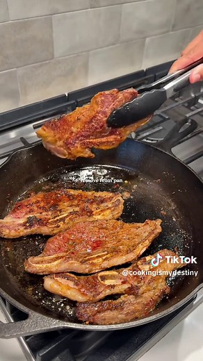 LET’S MAKE: Smothered Beef Short Ribs👩🏽‍🍳.. the perfect comfort meal🫂🥰 Ingredients: Beef short ribs Beef broth Yellow onion Green bell pepper Fresh garlic Worcestershire sauce Flour Sazon Paprika Dried thyme Ranch seasoning Black pepper Red pepper Garlic powder Onion powder Kinder’s Butter Steakhouse #cookingismydestiny #cookwithme #DinnerIdeas #recipesoftiktok #Foodie