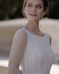 Our Epico dress evokes unique romance. Designed for brides who want to make their most magical dream come true. Defined by its delicate details, exquisite fabrics and pure elegance. http://ow.ly/vBRh50D4hZG __ Nuestro vestido Epico evoca un romanticismo único. Está diseñado para las novias que desean hacer su sueño más especial, realidad. Muestra detalles muy delicados, materiales exquisitos y pura elegancia. http://ow.ly/zDDw50D4hZm __ #AnEverlastingDream #RosaClaraCouture2021 #RosaClaraCo