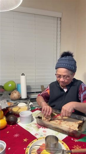 Cutting the cassava cake using the tool