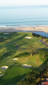 The @rtj2golfdesign designed @monarchbeachgolflinks (Dana Point, CA) is set atop the gorgeous bluffs overlooking the Southern California Pacific Coast. One of only a few courses on the water in Orange County, it’s a challenging yet fair setup that includes scoreable Par 4s and 5s, but also a tough set of Par 3s. With fantastic year round weather, any time is great to tee it up at Monarch Beach. Definitely a spot on our list to get back to! —————— 📸: @th_golf_photography #Beautifulgolfcourses #g