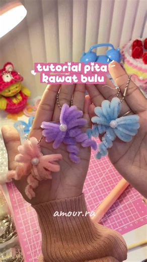 Tutorial Gantungan Kunci Pita dari Kawat Bulu
