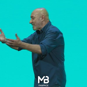 2.6M views · 14K reactions | "Al Sistina mi vedo uno, la prima sera, in prima fila li con la tuta della Roma e i mocassini... ma come ti sei vestito? Quello che ho trovato adatto!" #MaurizioBattista #Anzio | Maurizio Battista fanpage | Facebook