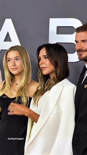Harper Beckham, hija de David y Victoria Beckham brilló en la alfombra roja del documental de su mamá con un total black look. 🥰🙌🏻 | Chic Magazine